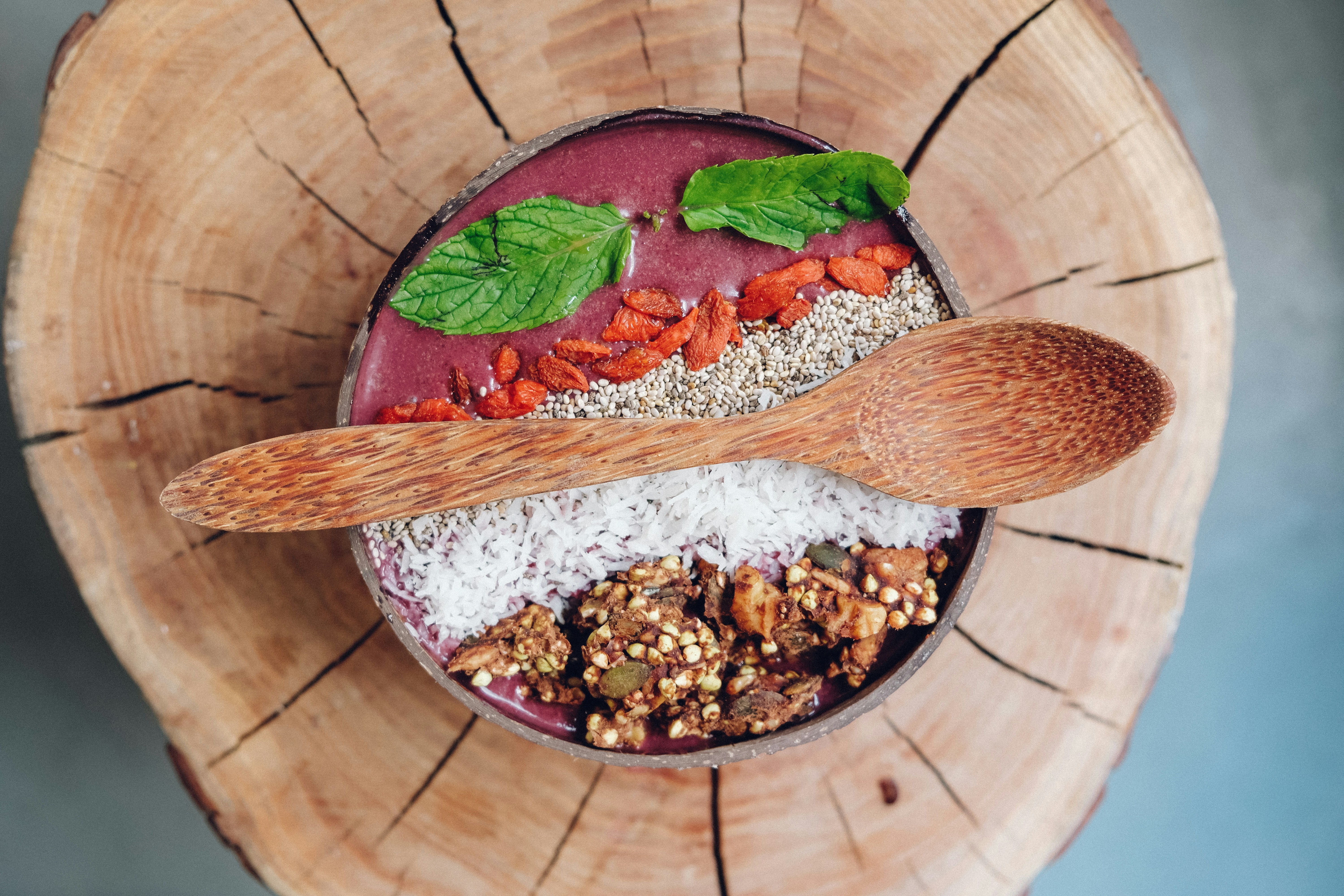 Aliments cuits avec une cuillère en bois et une planche à découper : une expérience maison et conviviale à vivre chez l'habitant grâce à notre plateforme.